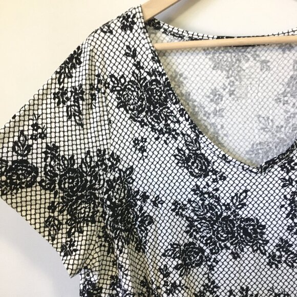 Michel Studio B&W Floral Lace Print Stretchy V-Neck Modern Tee - Picture 3 of 16